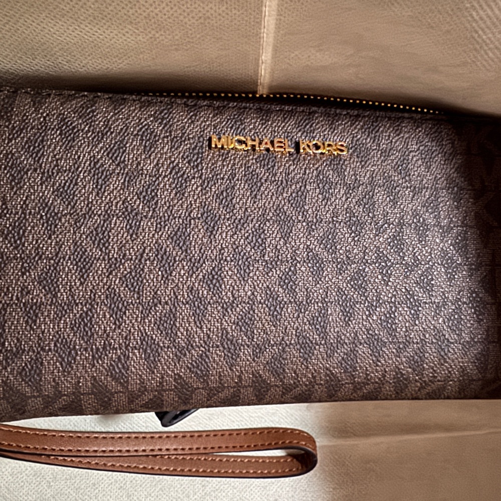 Michael Kors Large Continental Wallet Wristlet Brown